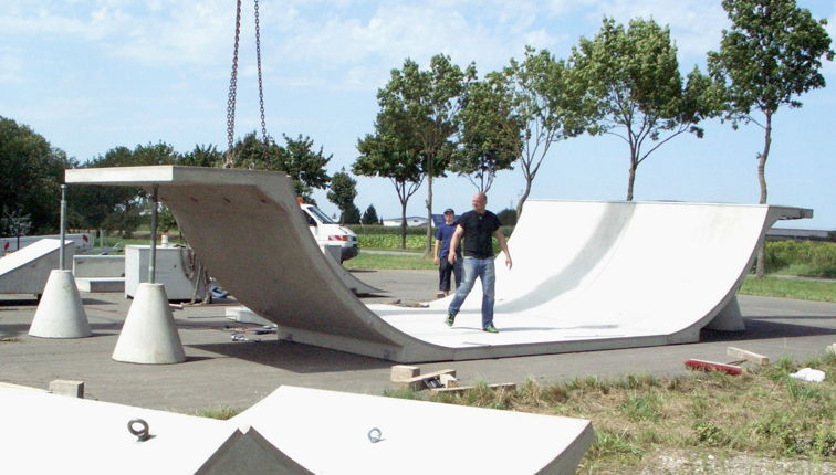 Montage der Skate-Pipe mit Autokran